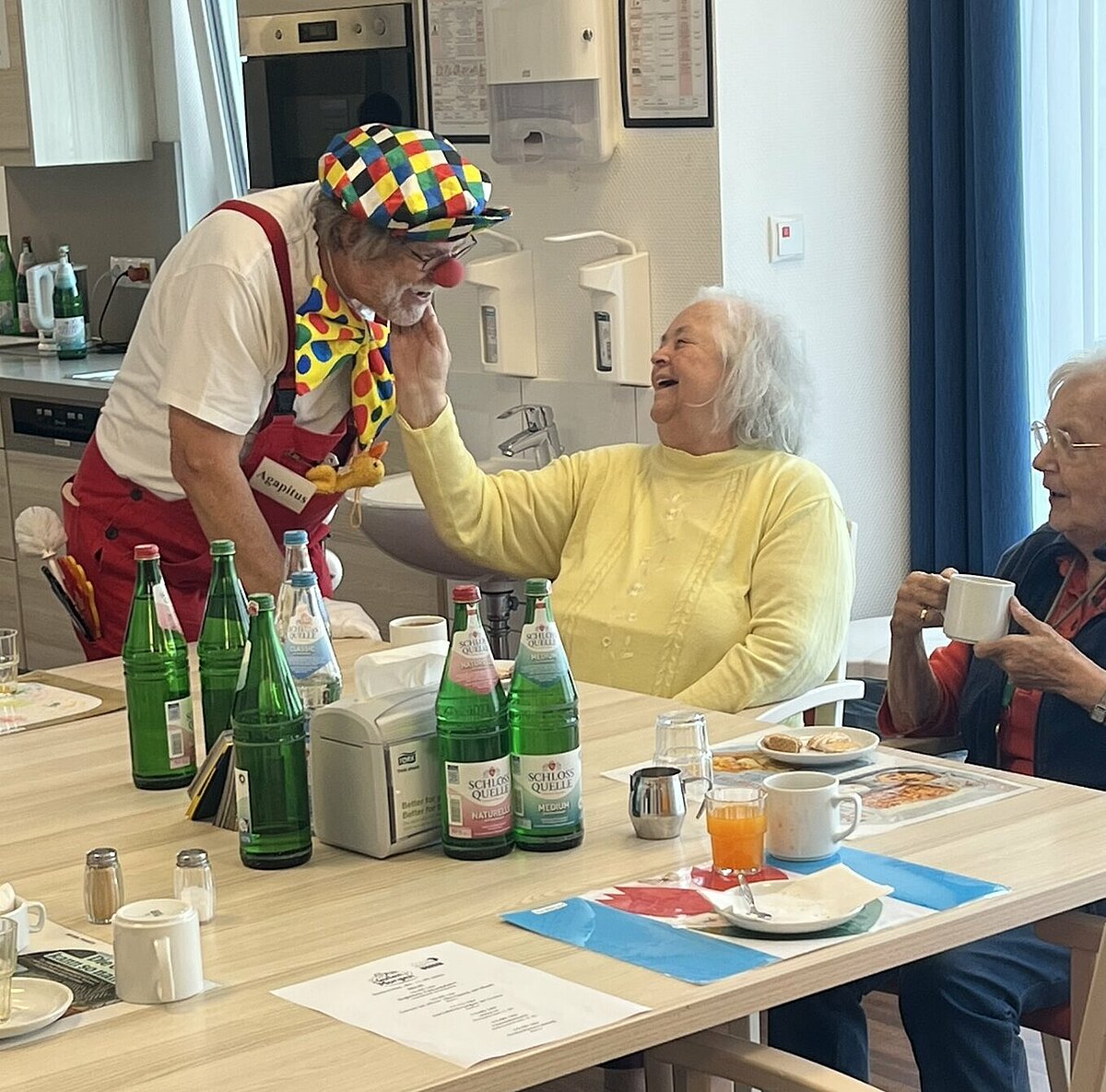 Bewohnerin lacht mit dem Clown