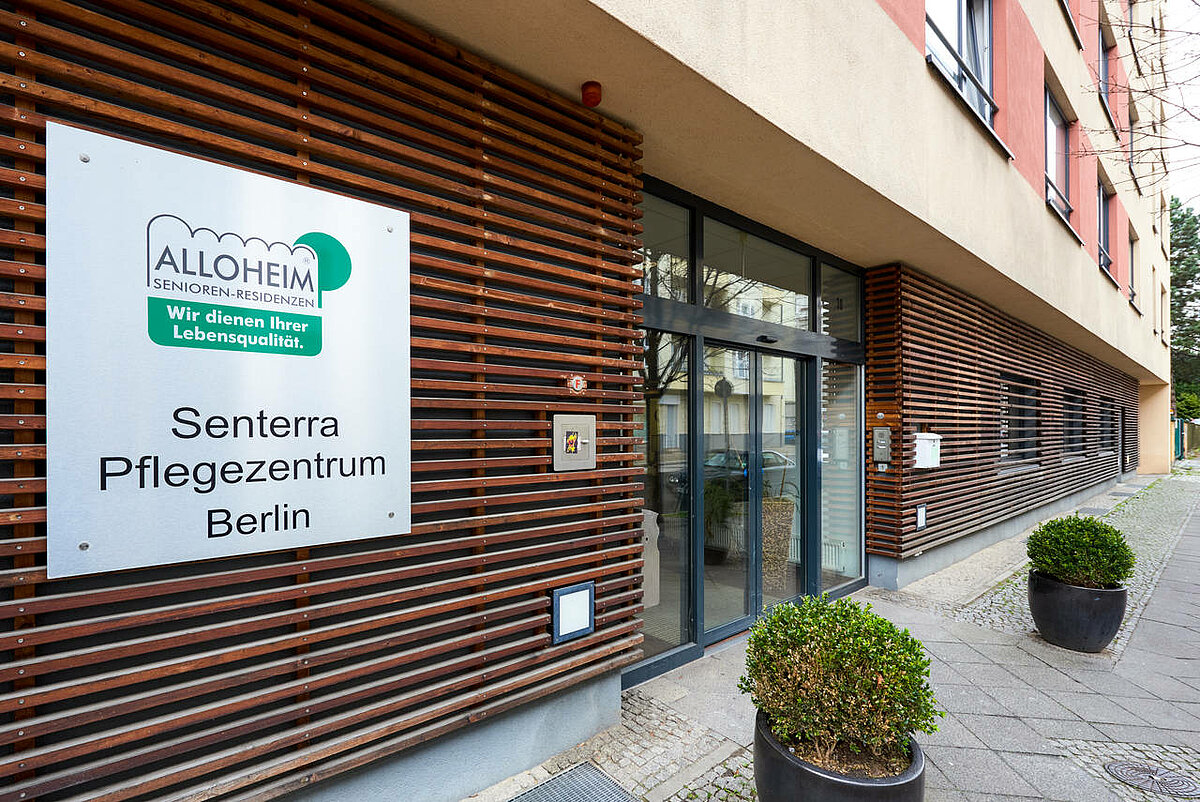 Eingang des Senterra Pflegezentrums Berlin