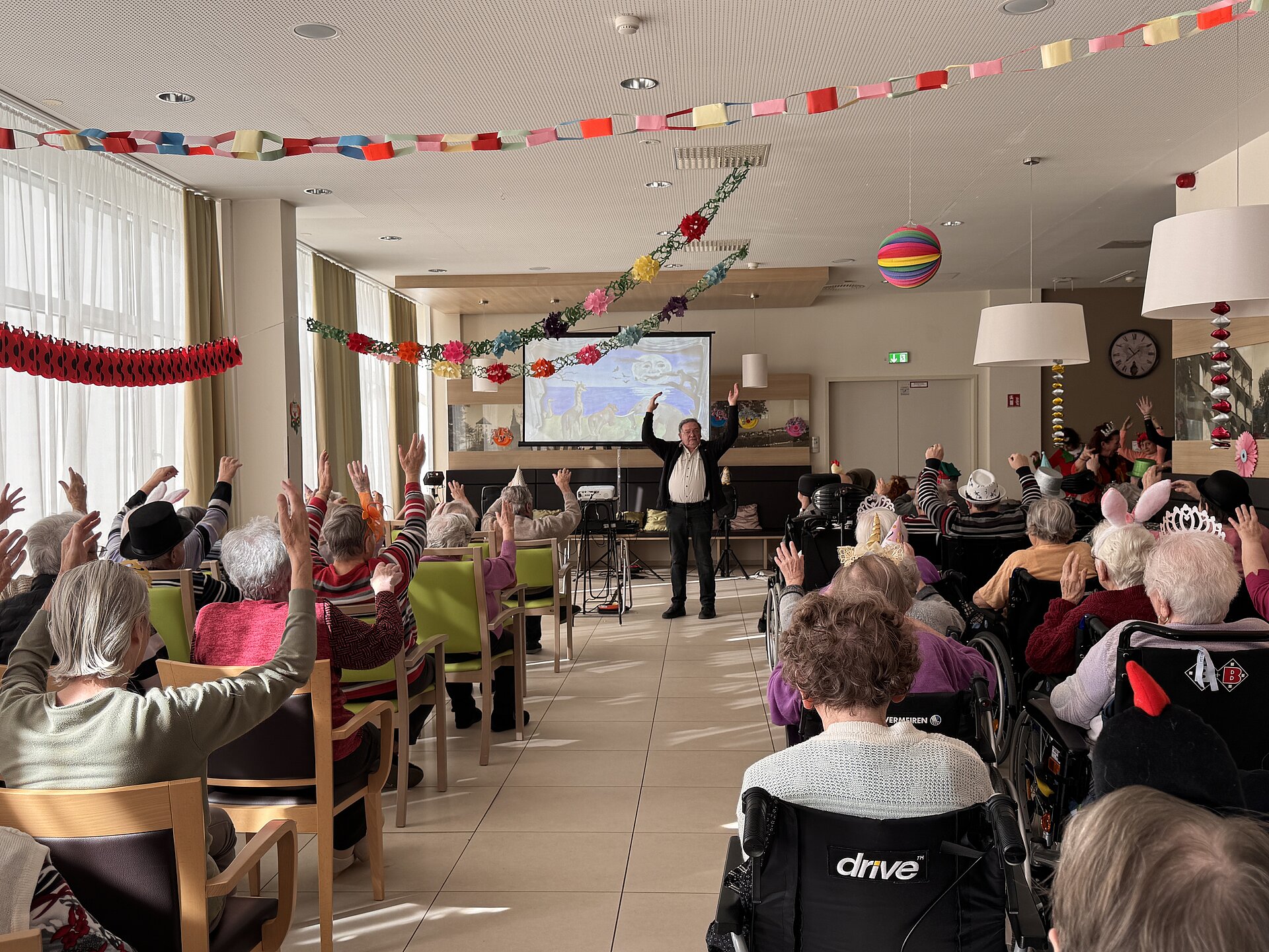 Seniorinnen und Senioren beim Mitmachtheater "Der Karneval der Tiere"