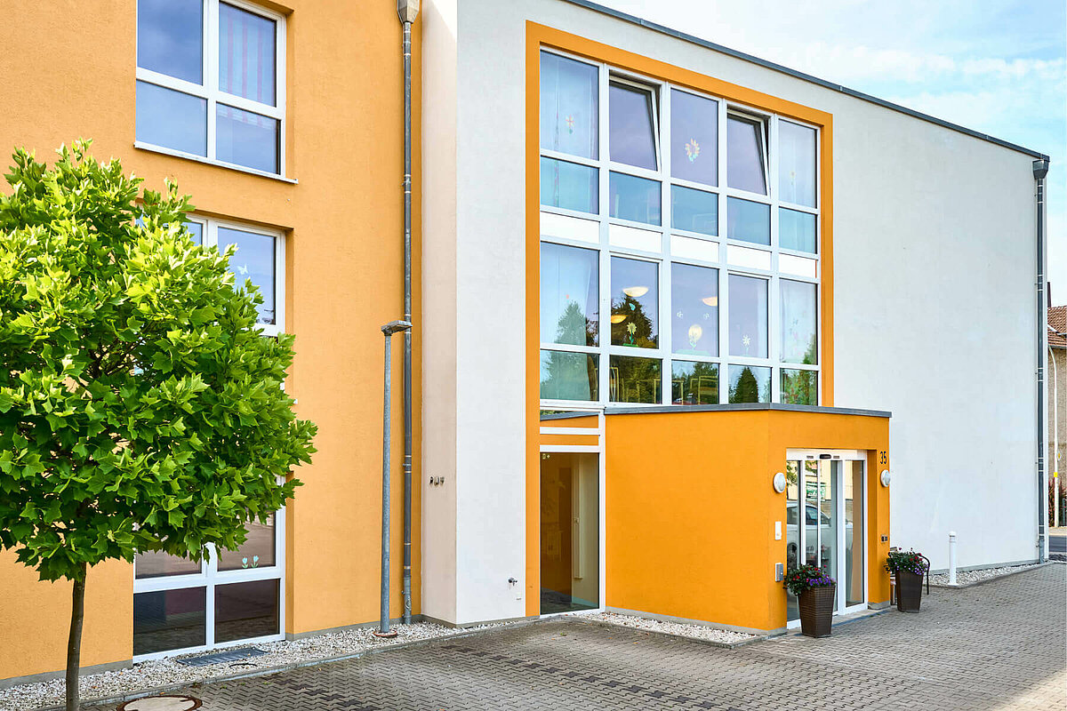 Frontansicht des Alloheim Pflegeheims in Grünberg