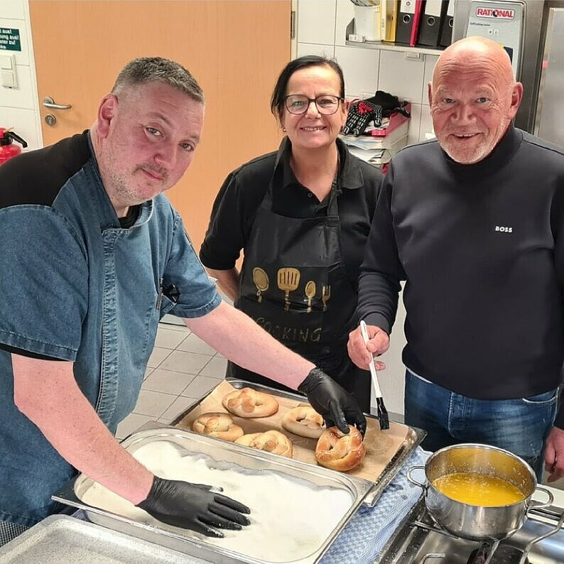 Backen der Martinsbrezeln