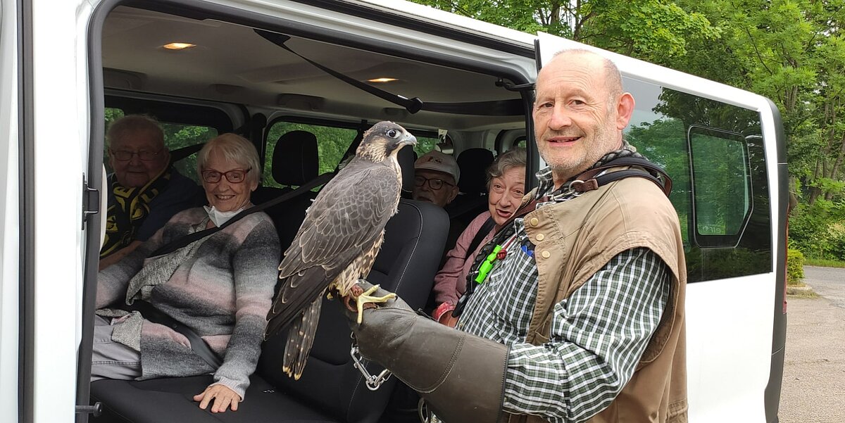 Bewohner des Seniorenzentrums Am Volksgarten in Dormund treffen auf Wanderfalken bei Ausflug