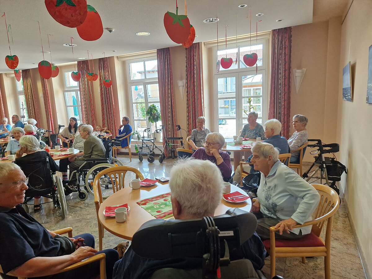 Bewohner beim Erdbeerfest 2023 im Casino Wetzlar