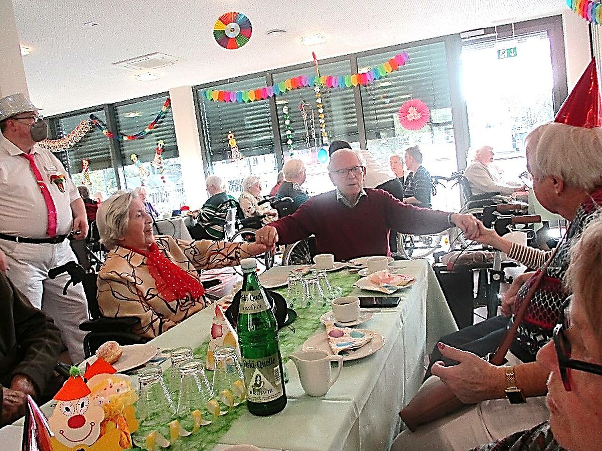 Bewohner feiern Karneval im Seniorenheim "Philosophenweg" in Wetzlar