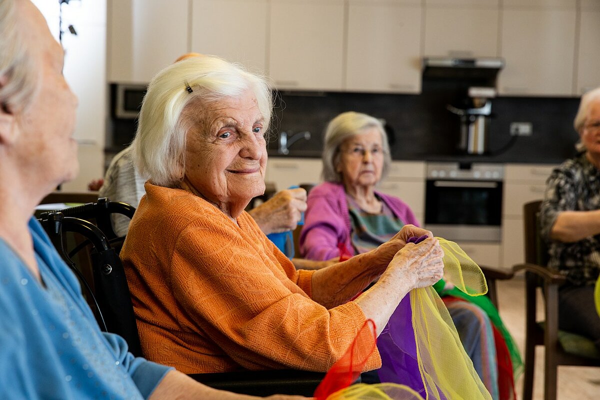 Seniorin bei einer Gruppentherapie im Seniorenheim "Philosophenweg" in Wetzlar