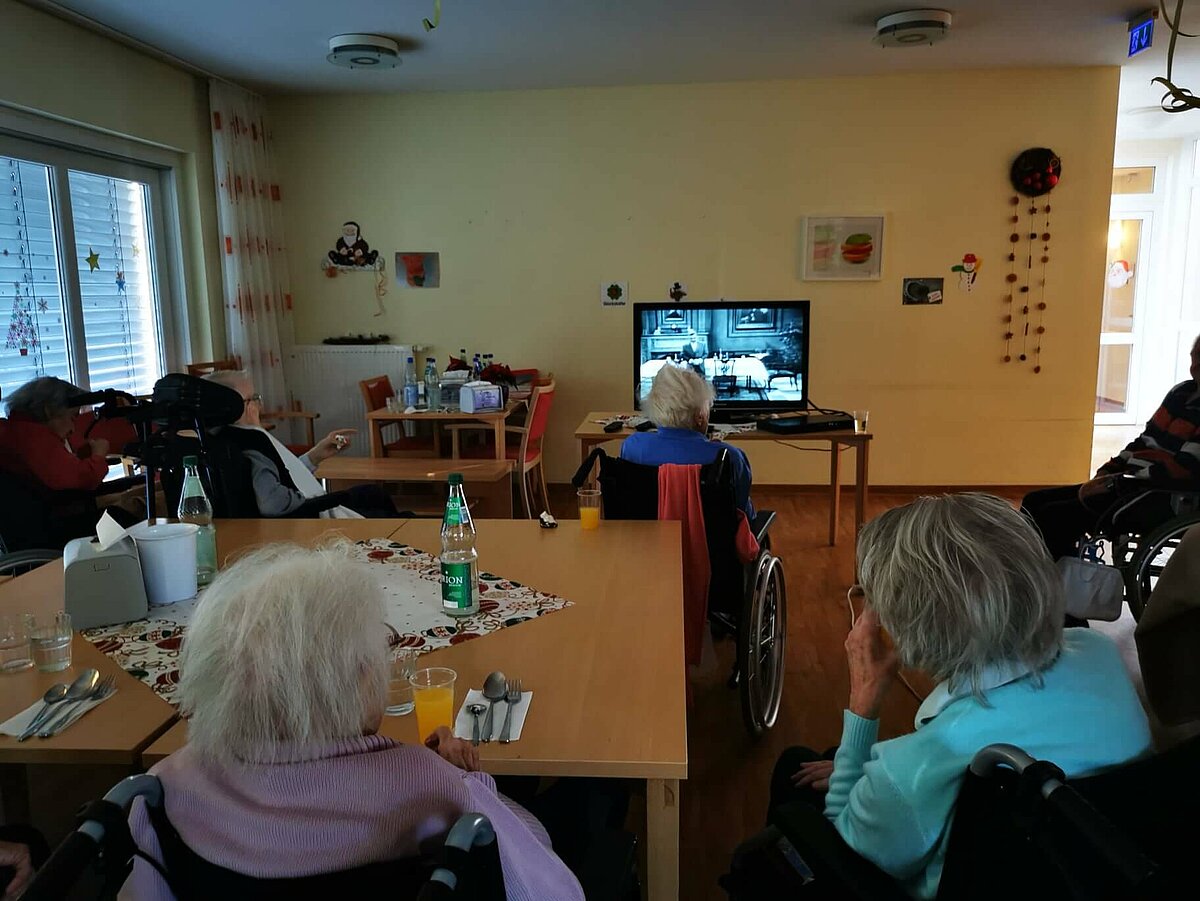 Bewohner des Pflegeheims "AGO Rosbach" schauen gemeinsam "Dinner for One"