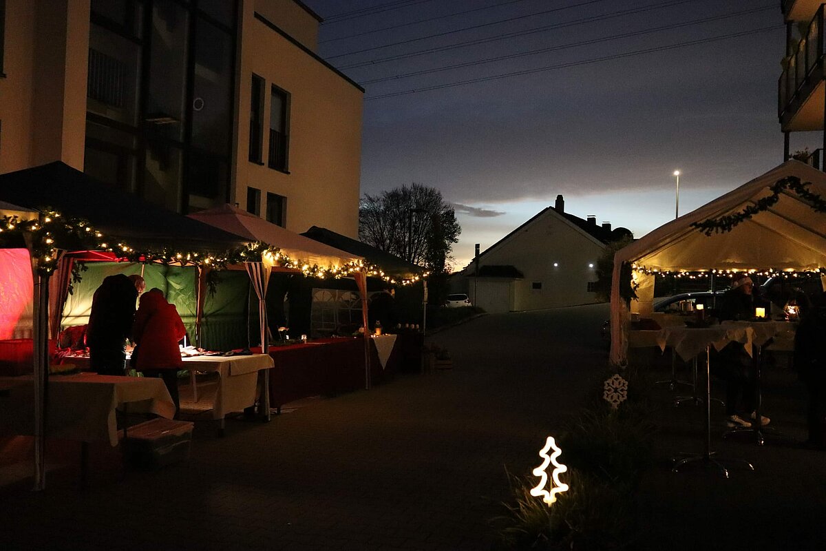 Adventsbasar vor der Alloheim Senioren-Residenz in Wuppertal