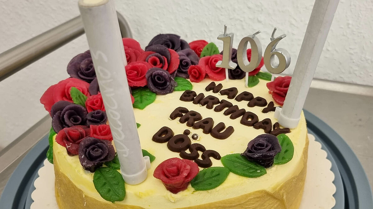 Bunter Gebururtstagskuchen zum 106. Geburtstag