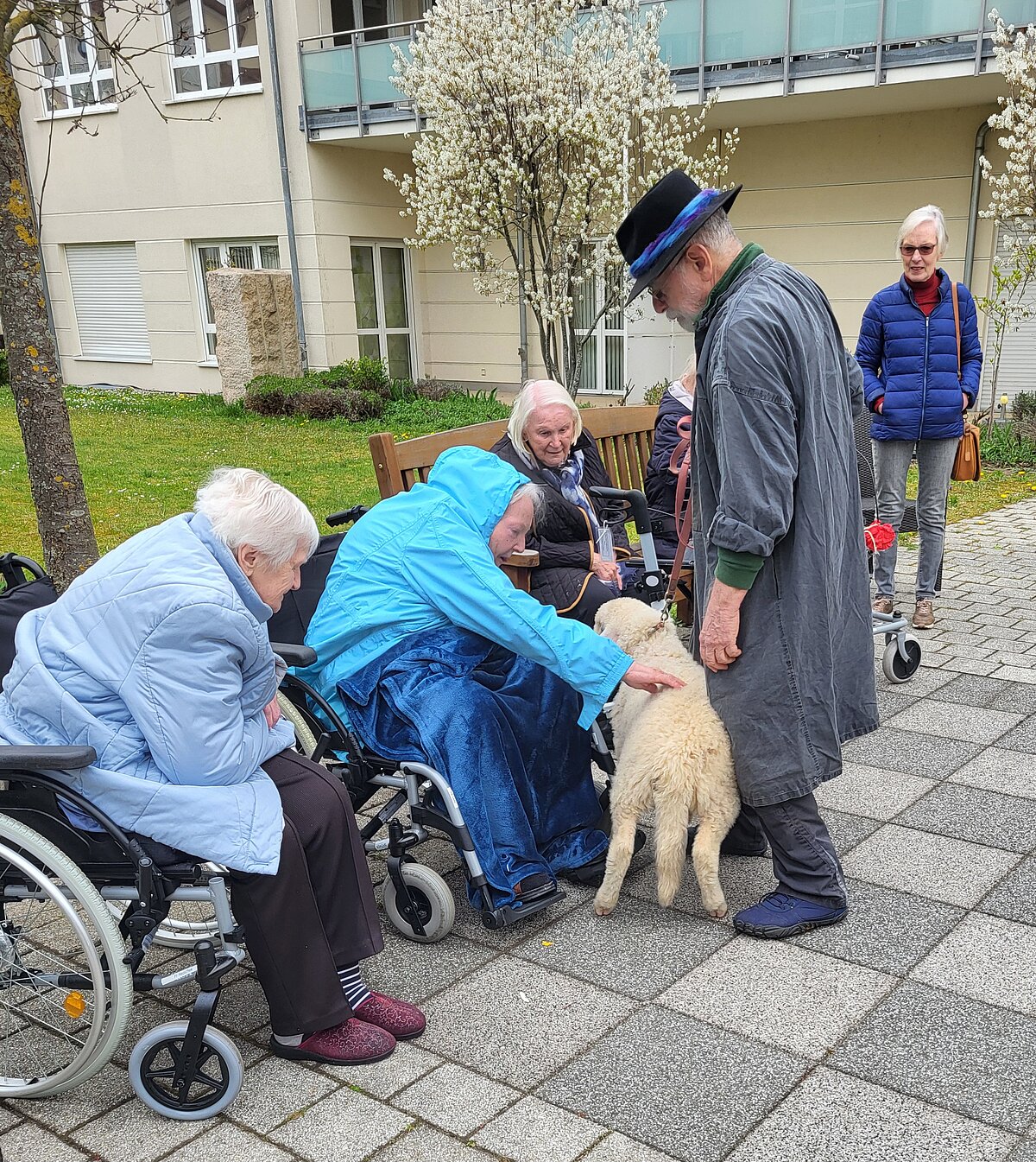 Schäfer mit Lamm aus Altmühltal besucht unsere Bewohner