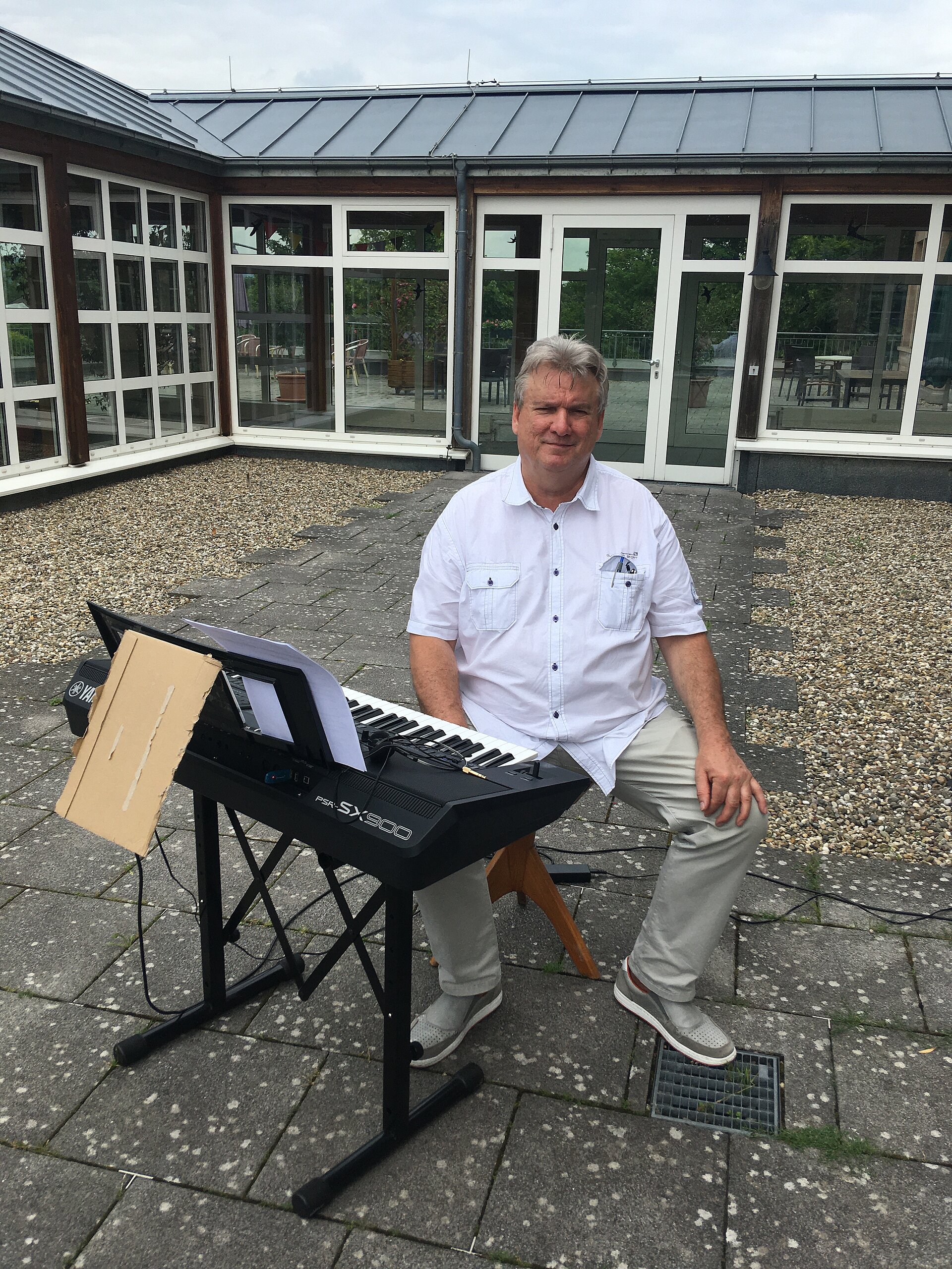 Musiker am Keyboard auf der Terrasse der Alloheim Senioren-Residenz "Casino Wetzlar"