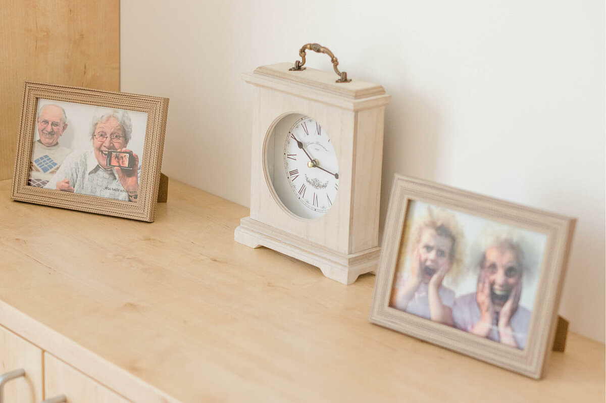 Dekoration im Zimmer im Seniorenheim in Lage