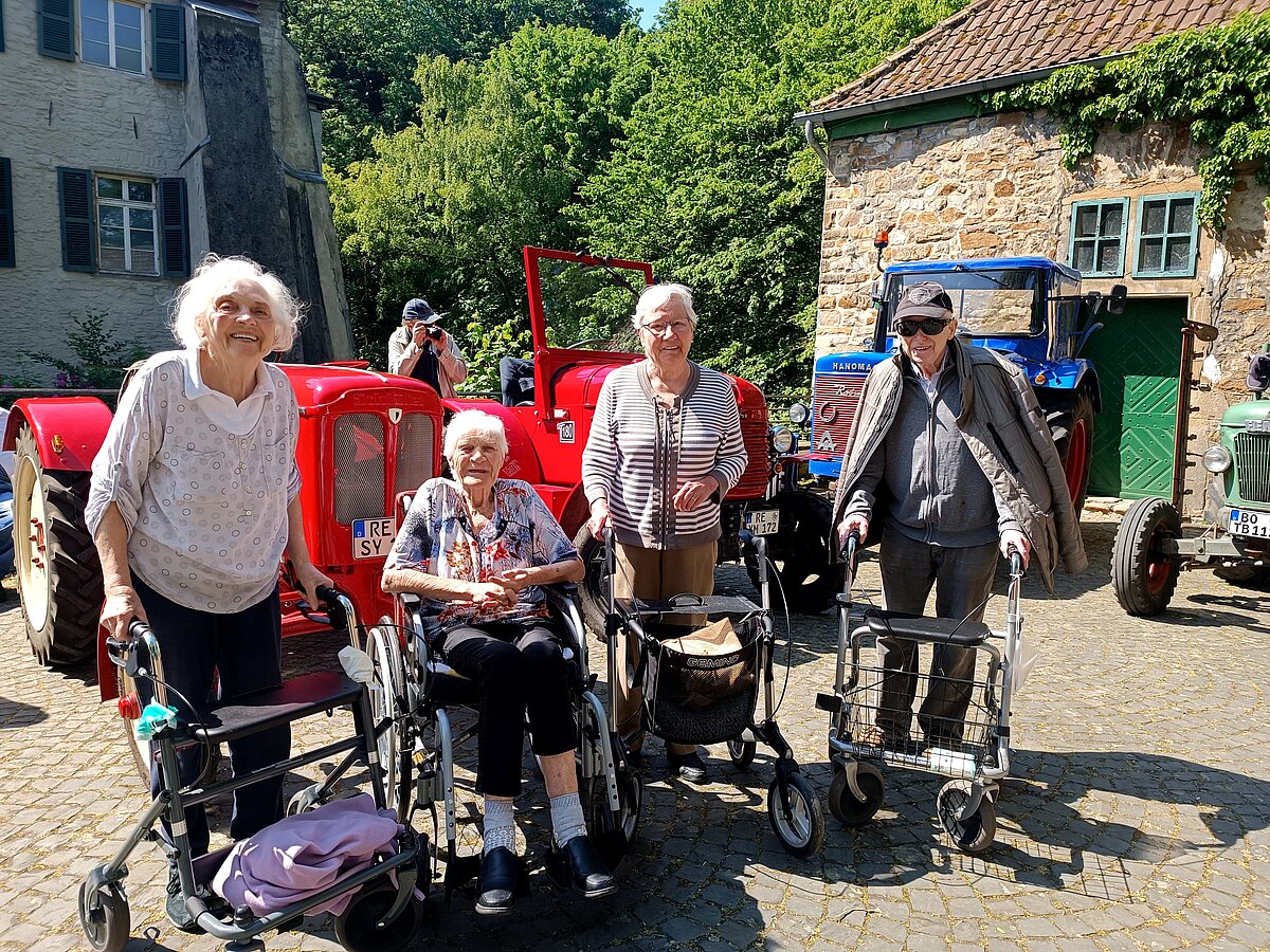 Bewohner beim Treckertreffen auf Schloss Dellwig