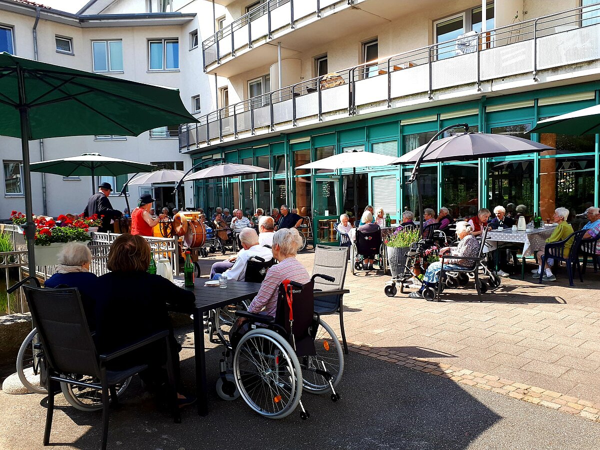 Bewohner lauschen dem Drehorgel-Konzert in der Senioren-Residenz Waldersee in Lübeck