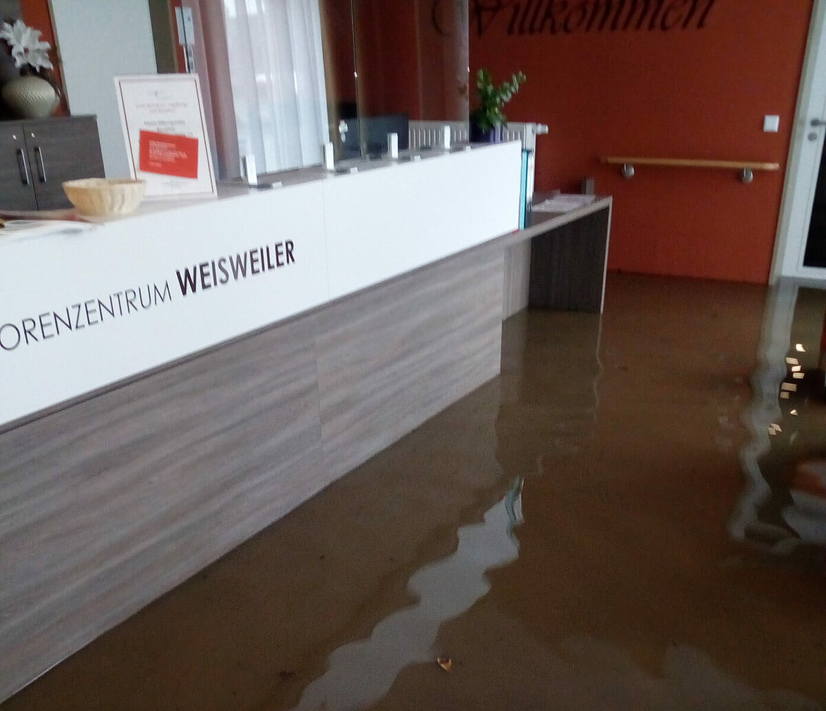 Empfangsbereich des Itertal Seniorenheims in Weisweiler unter Hochwasser