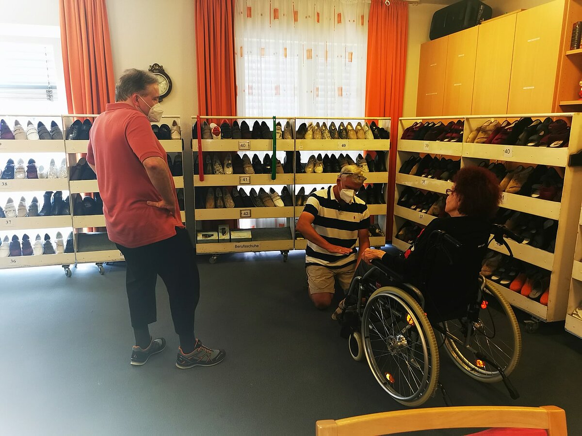 Bewohnerin probiert Schuhe an im AGO Seniorenzentrum Rosbach