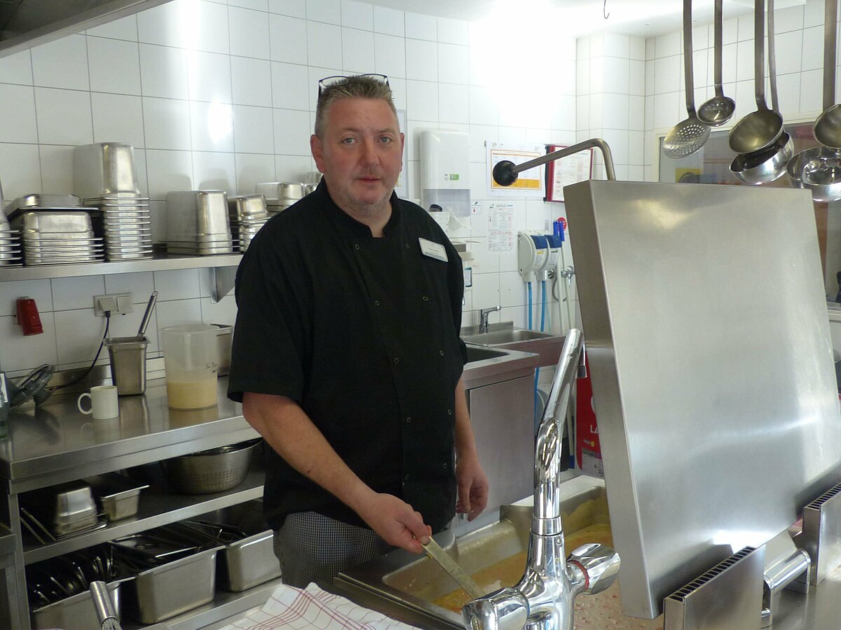 Küchenleiter Stephan Rück bei der Arbeit