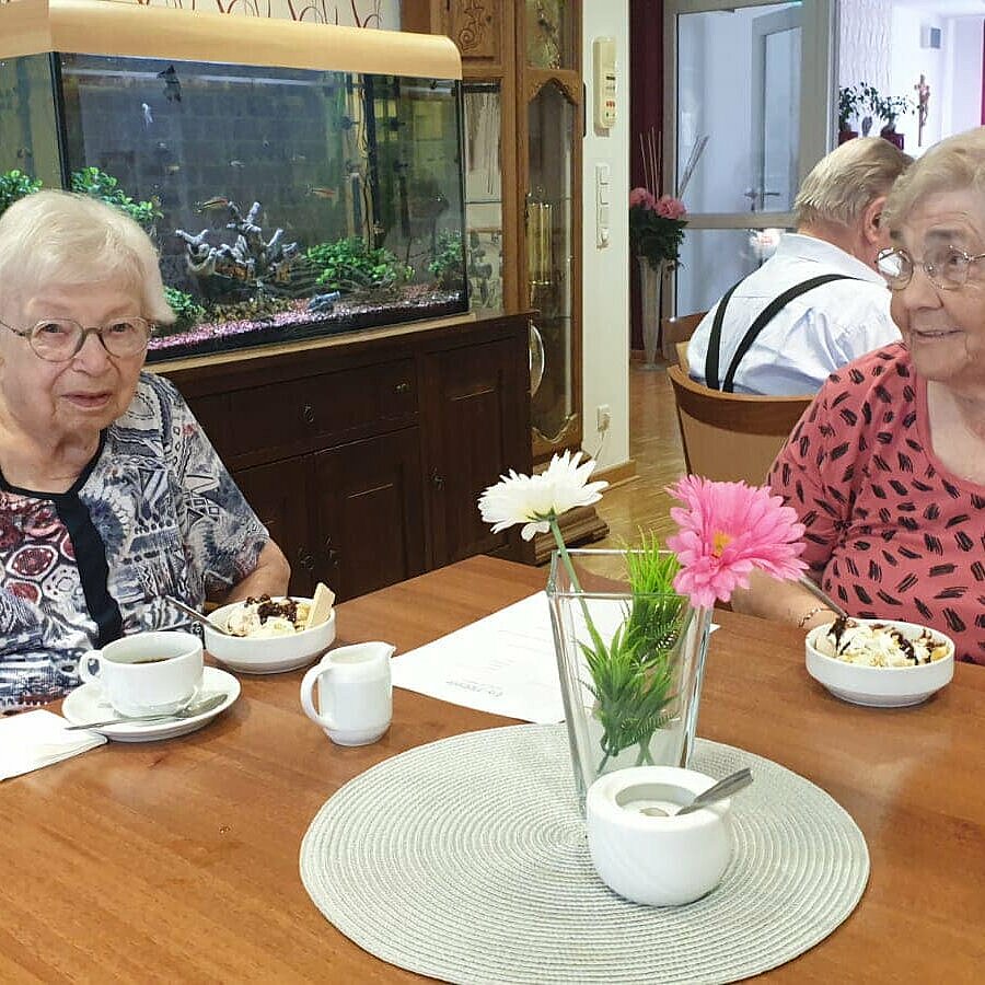 Bewohnerinnen Frau Wimmers und Frau Lange bei der Eisparty