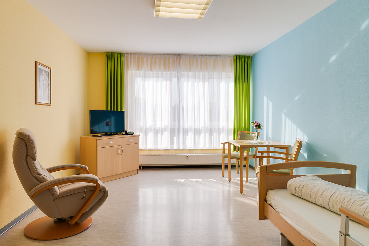 Einzelzimmer mit TV im Seniorenheim in Bad Marienberg
