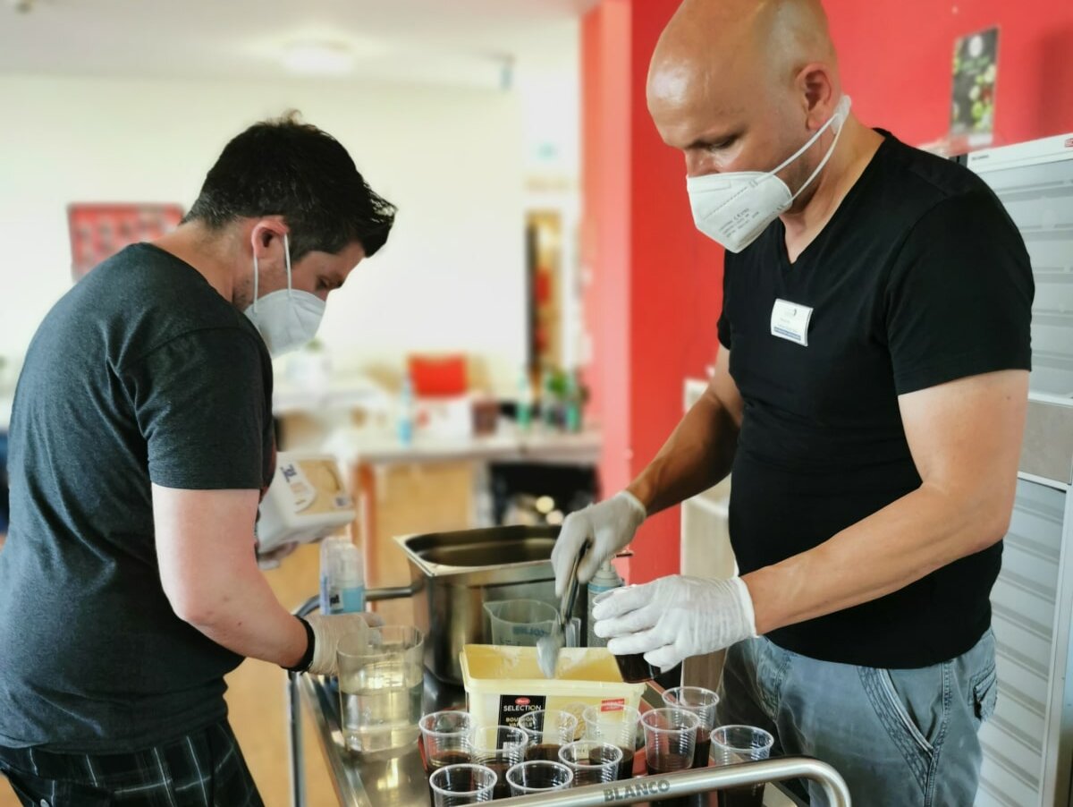 Mitarbeiter des Seniorenzentrums AGO Rosbach machen Eiskaffee für die Bewohner