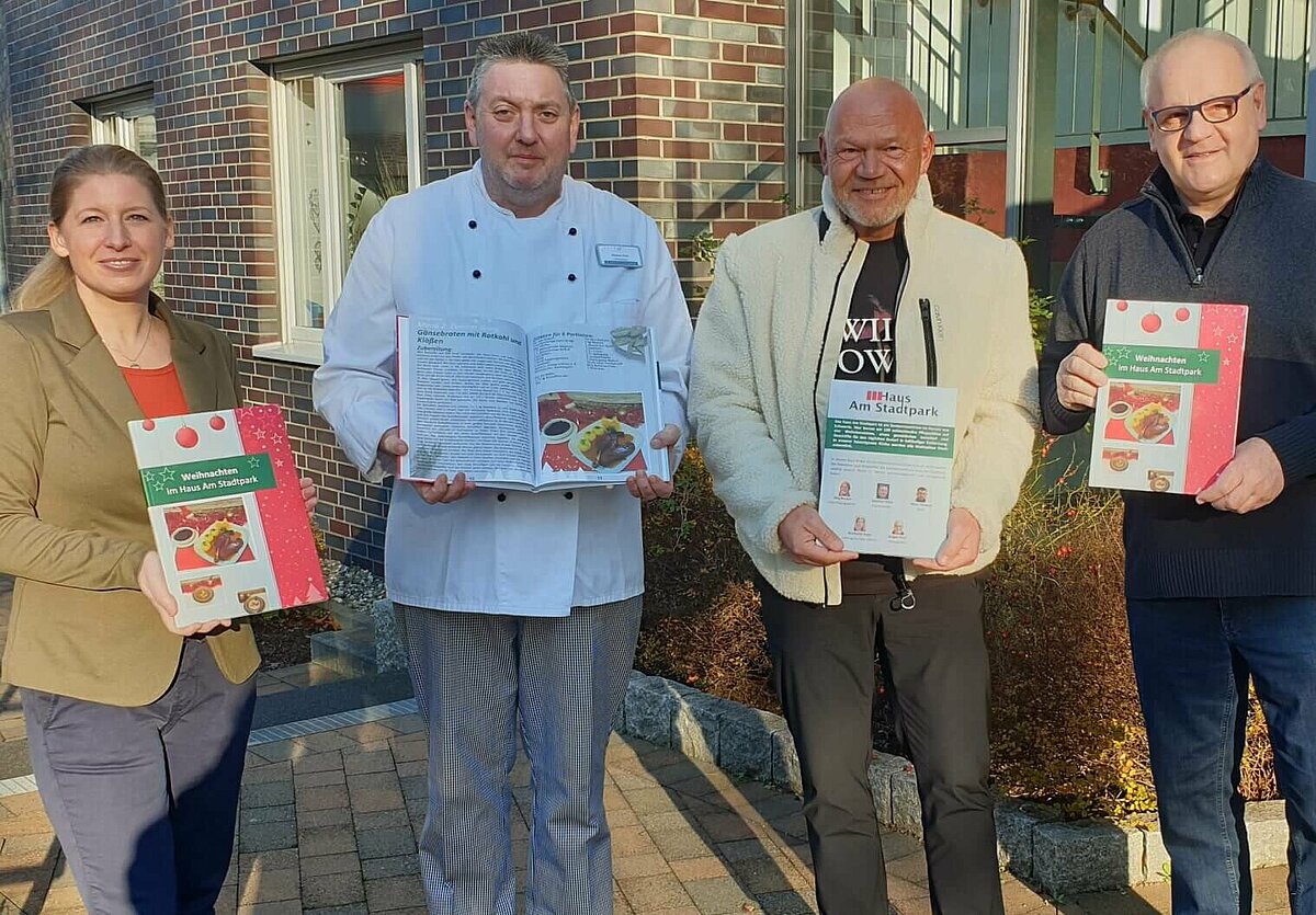 Alle Beteiligte des Weihnachtskochbuchs des Seniorenheims "Haus am Stadtpark" in Schwerte