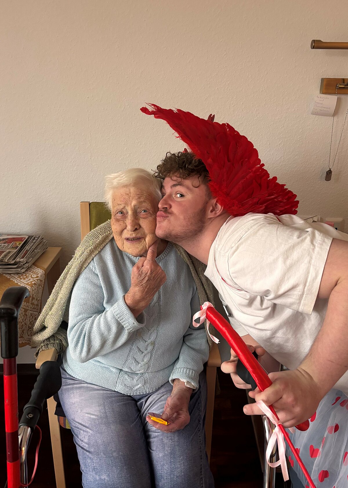 Mitarbeiter und Bewohnerin am Valentinstag