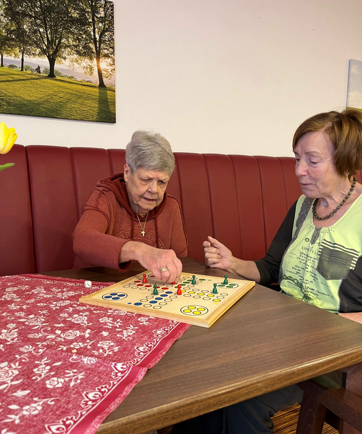 Bewohnerinnen spielen Brettspiel im Seniorenheim "Kurler Busch" in Dortmund