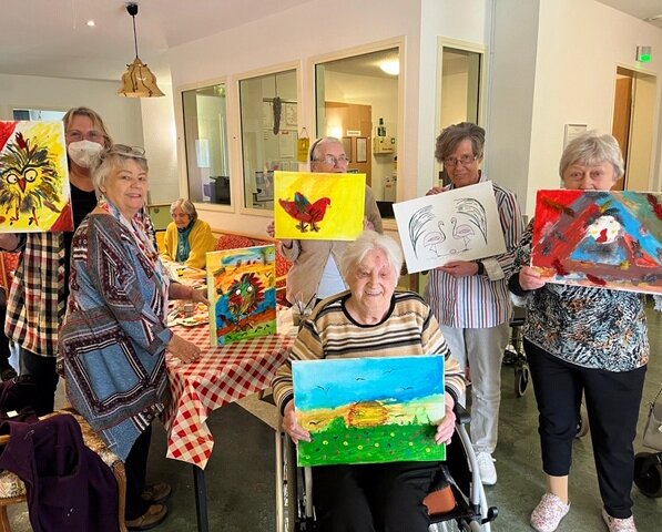 Die Seniorinnen mit ihren gemalten Bildern zum Thema "Vögel"