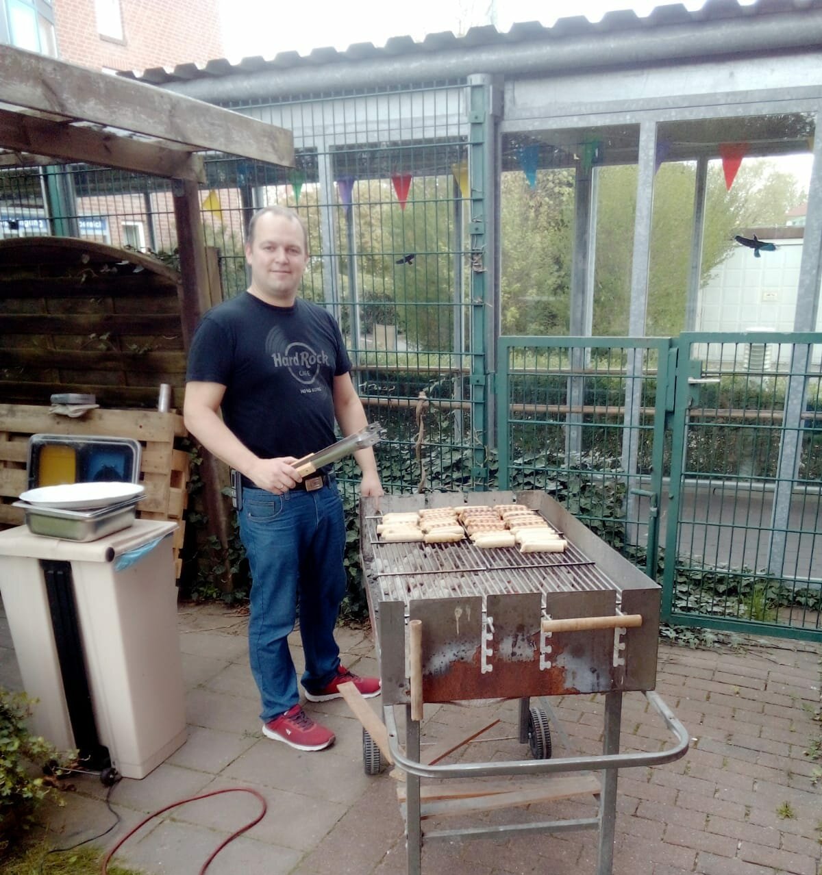 Herr Timm grillt für alle Teilnehmer