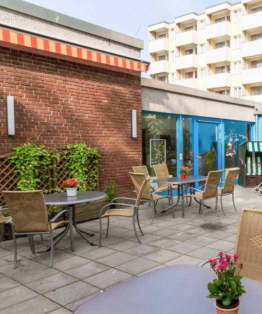 Terrasse der Alloheim Senioren-Residenz "Hildburghauser Straße" in Berlin