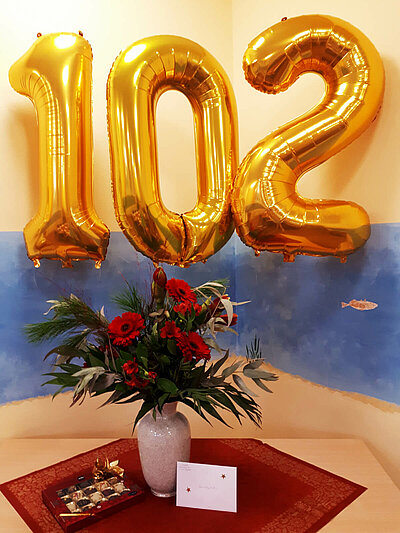 102-Luftballon zum Geburtstag einer Bewohnerin im Altenheim "Waldersee" in Lübeck