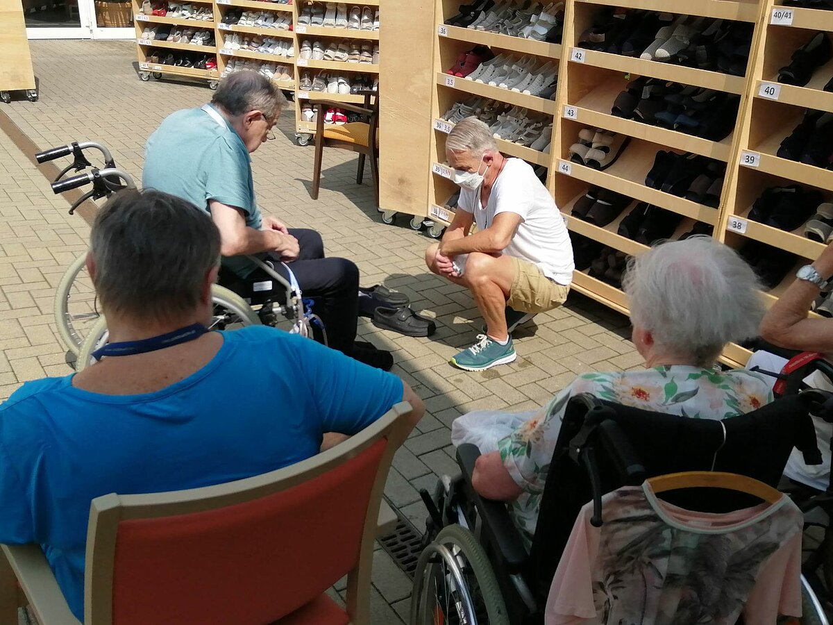 Schuhverkauf bei der italienischen Woche - Mailand im Seniorenzentrum AGO Trier 