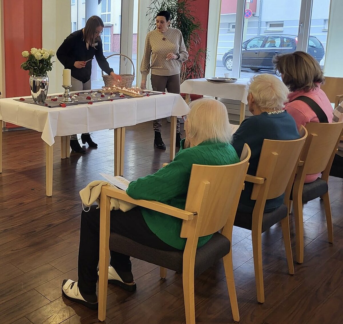 Gedenkgottesdienst, Altar, Gedenkfeier, Pflegezentrum Am Theater, Kerzen anzünden