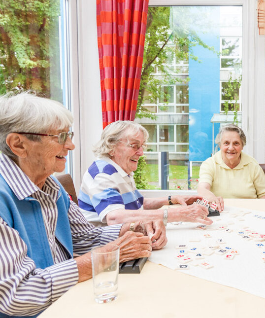 Bewohner spielen gemeinsam im Altenheim "Hildburghauser Straße" in Berlin