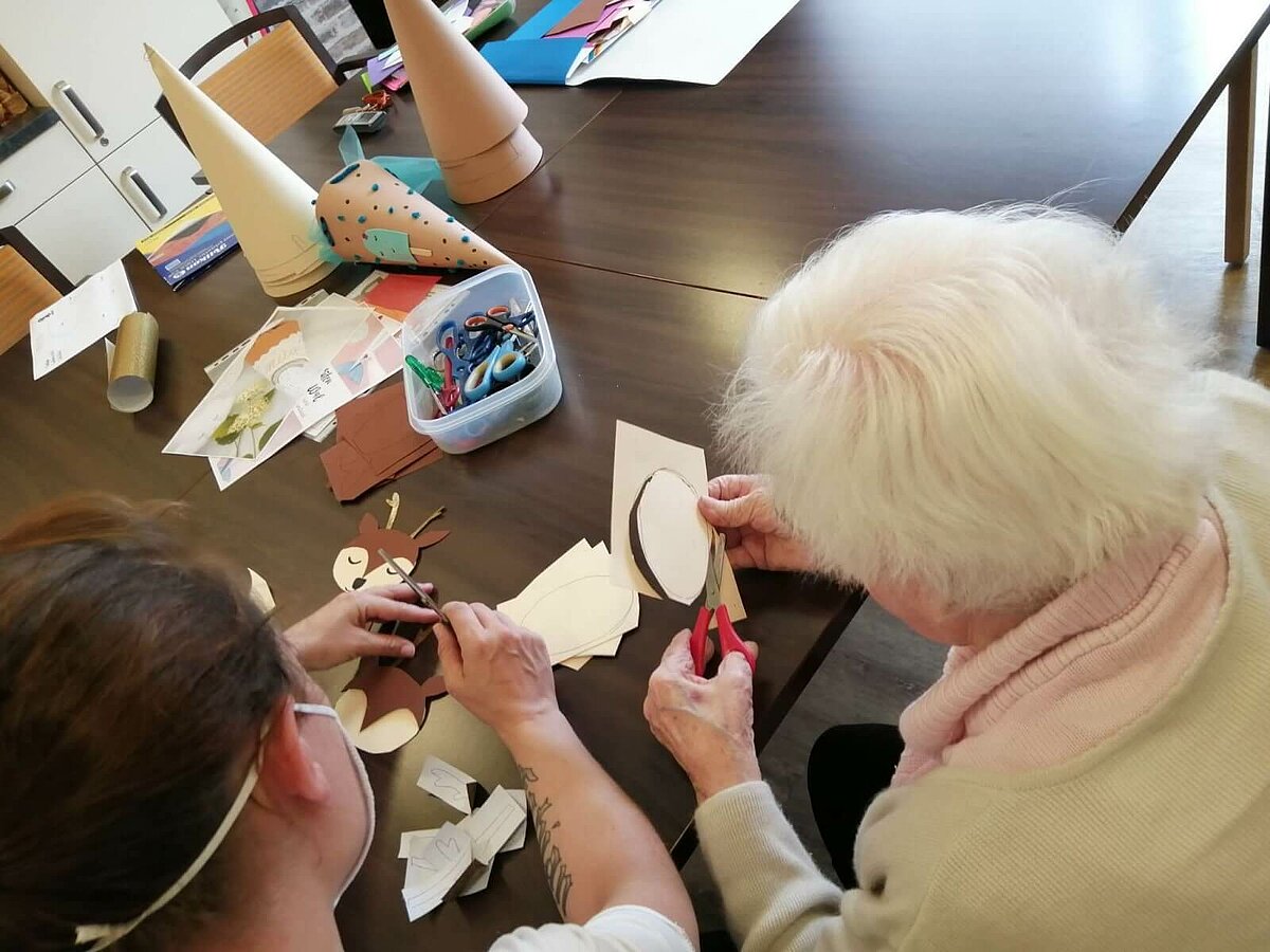 Bewohner des Seniorenzentrums AGO Trier basteln zusammen Schultüten