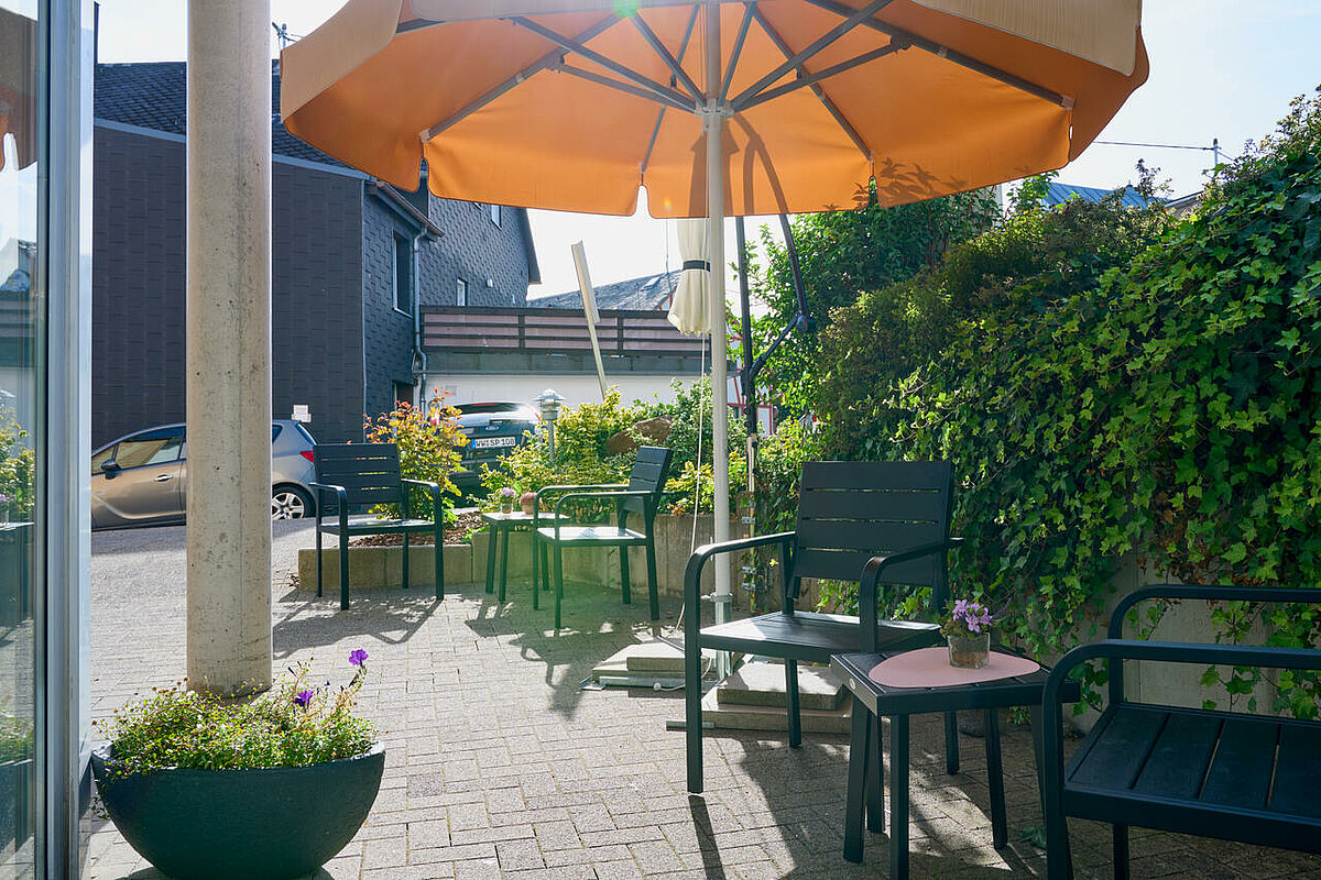 Terrasse am Vordereingang der Senioren-Residenz "Anna Margareta"