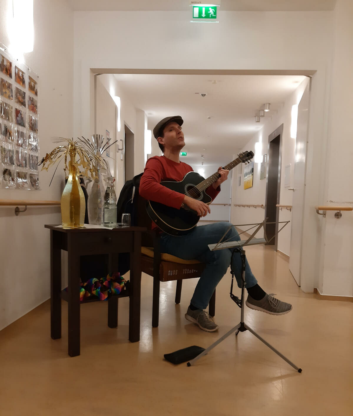 Markus Malchow spielt Gitarre im Flur des Seniorenheims "Im Kaiserviertel" Dortmund