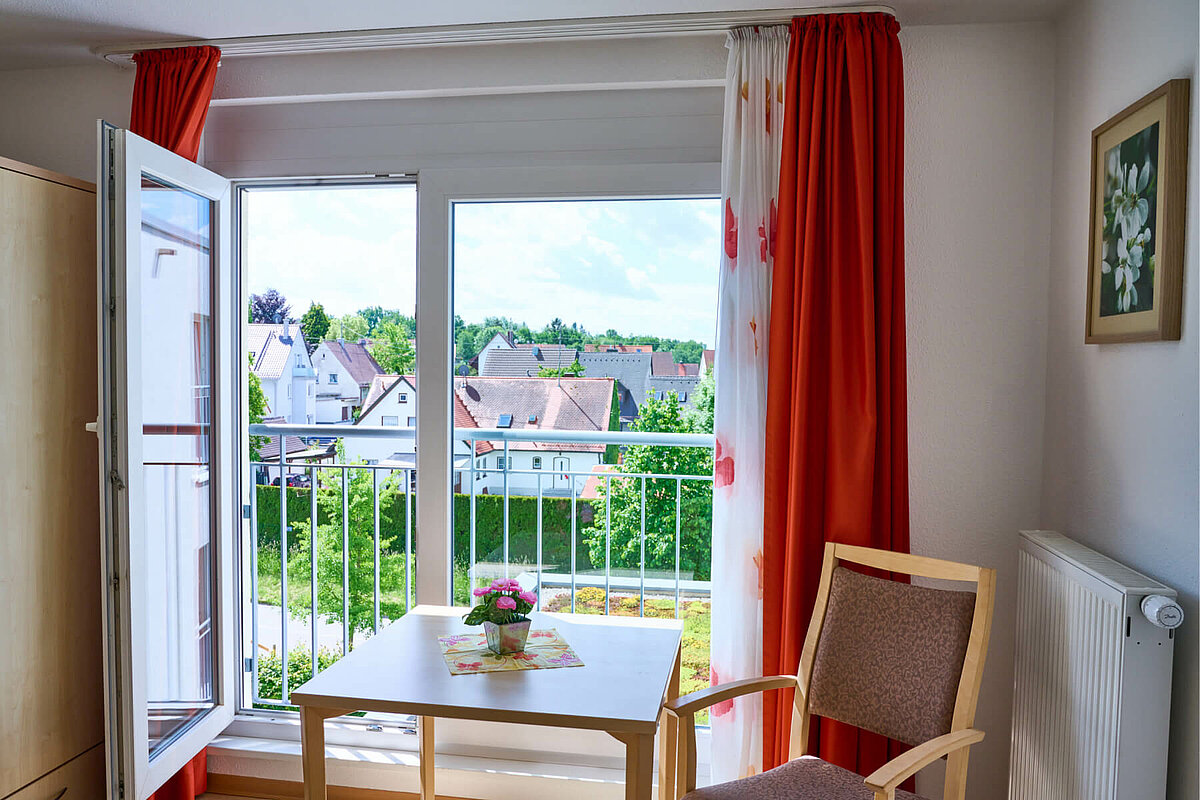 Fensterfront in einem Bewohnerzimmer des Altenheims Markt Indersdorf