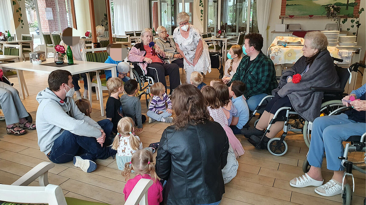 Kinder der Kita beim Kindertag