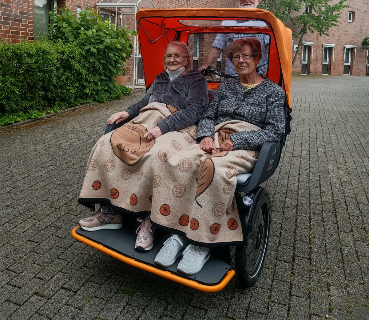 Erste Rikschafahrt mit Bewohnern des Seniorenzentrums Am Volksgarten