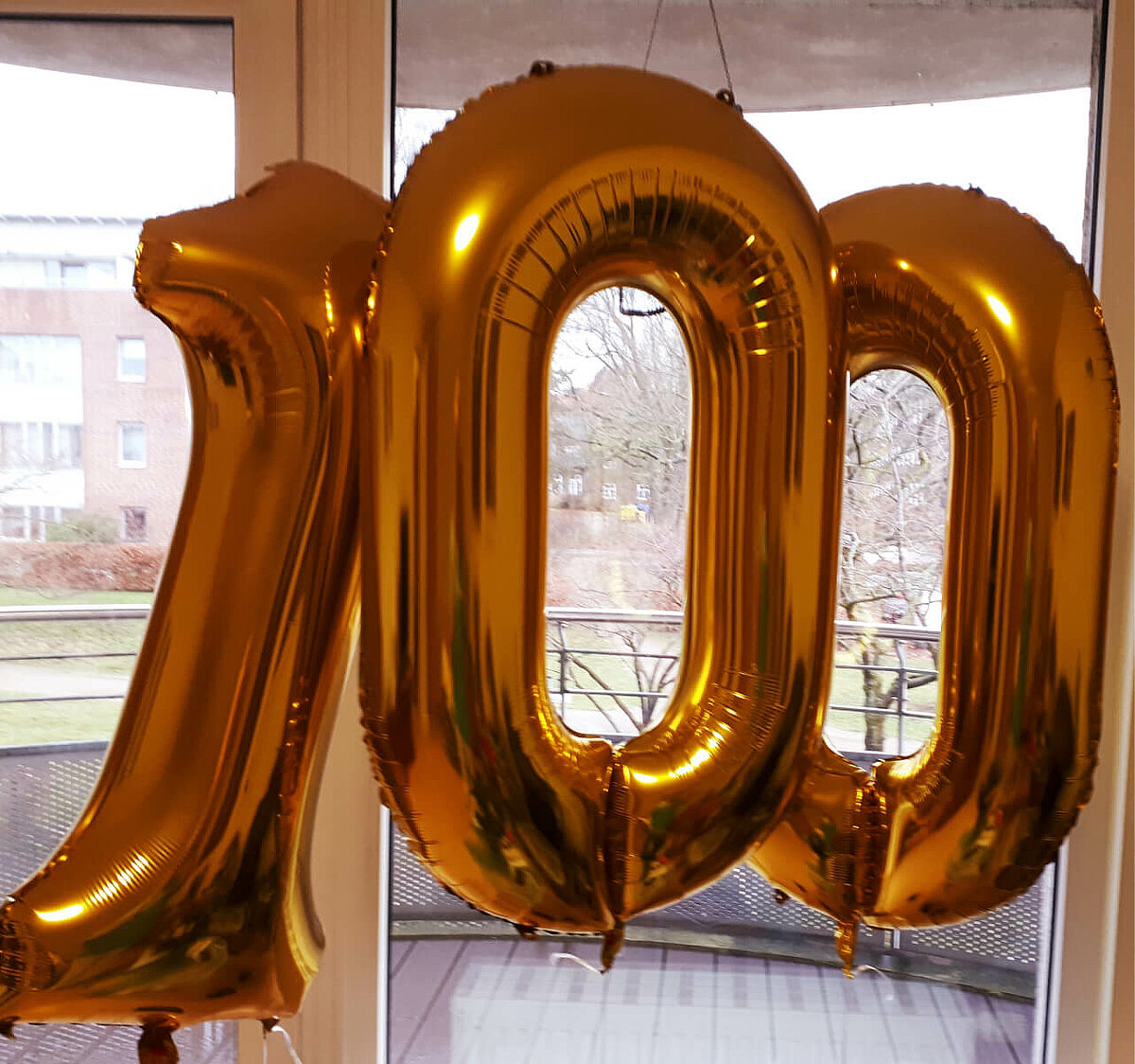 Luftballons "100" zum Geburtstag einer Bewohnerin im Seniorenheim "Waldersee" in Lübeck