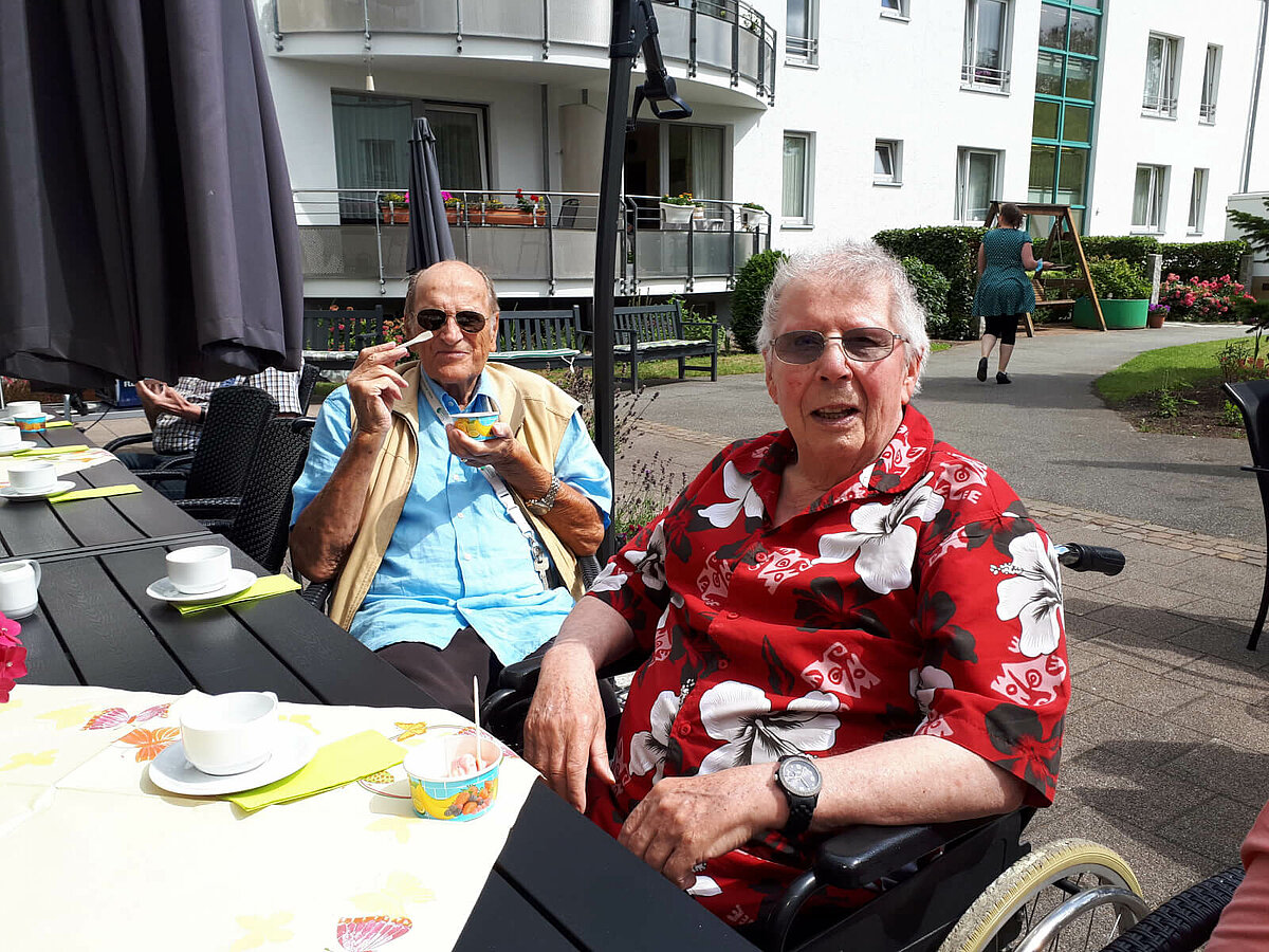 Senioren essen Eis auf der Terrasse des Seniorenheims "Waldersee" in Lübeck