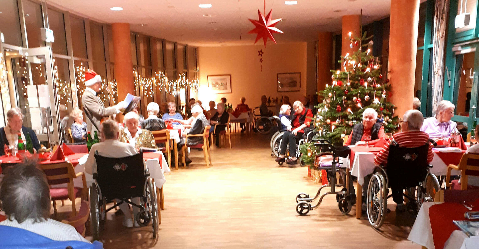 Weihnachtsfeier im Speisesaal mit musikalischer Begleitung im Seniorenheim "Waldersee" in Lübeck