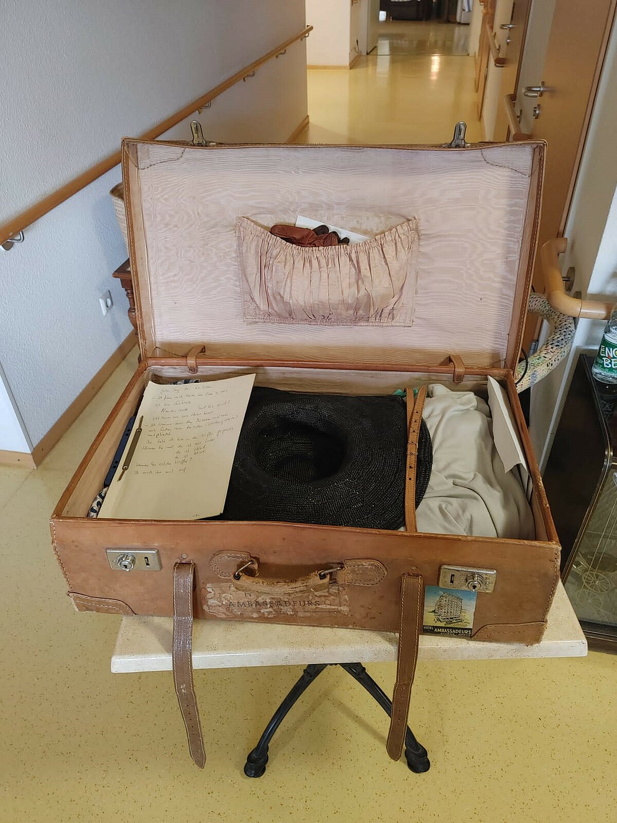 ein Koffer befüllt mit altbekannten Kleidungsstücken
