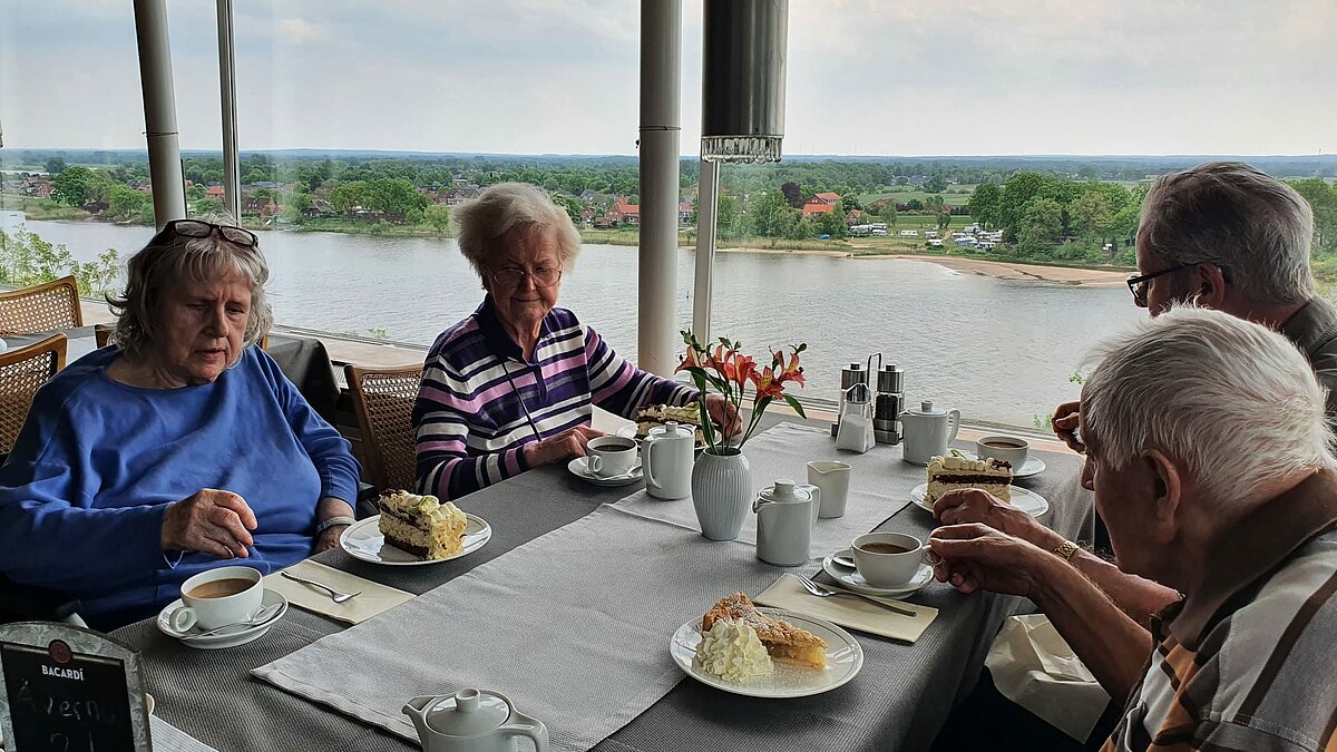 Ausblick auf die Elbe bei Kaffee und Kuchen