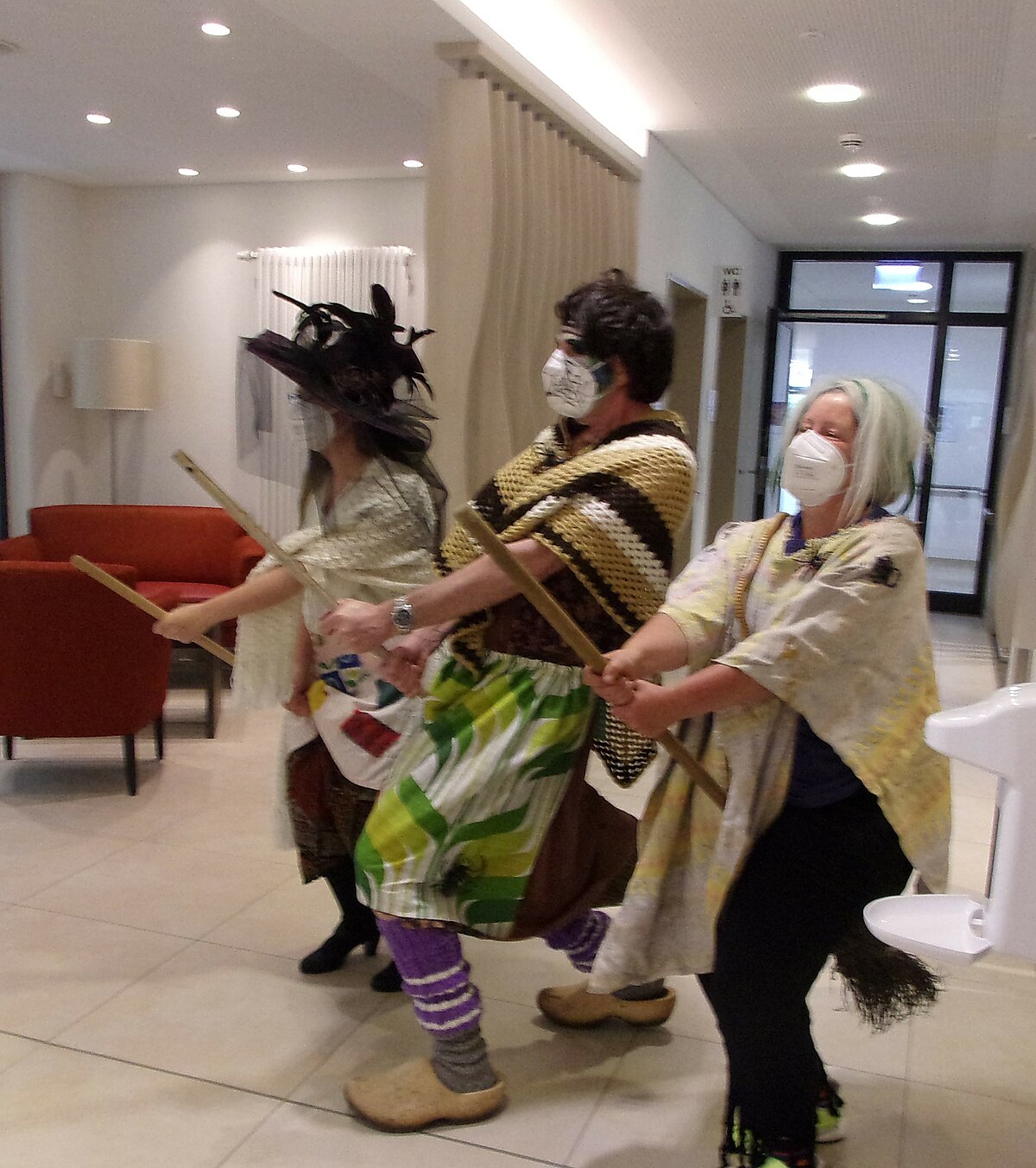 Mitarbeiter der Alloheim Senioren-Residenz "Am Sieberdamm" in Herzberg verkleidet als Hexen