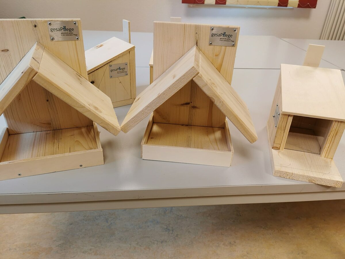 Fertige Vogelhäuschen - Handwerk der Bewohner des Seniorenzentrums Am Theater in Hagen