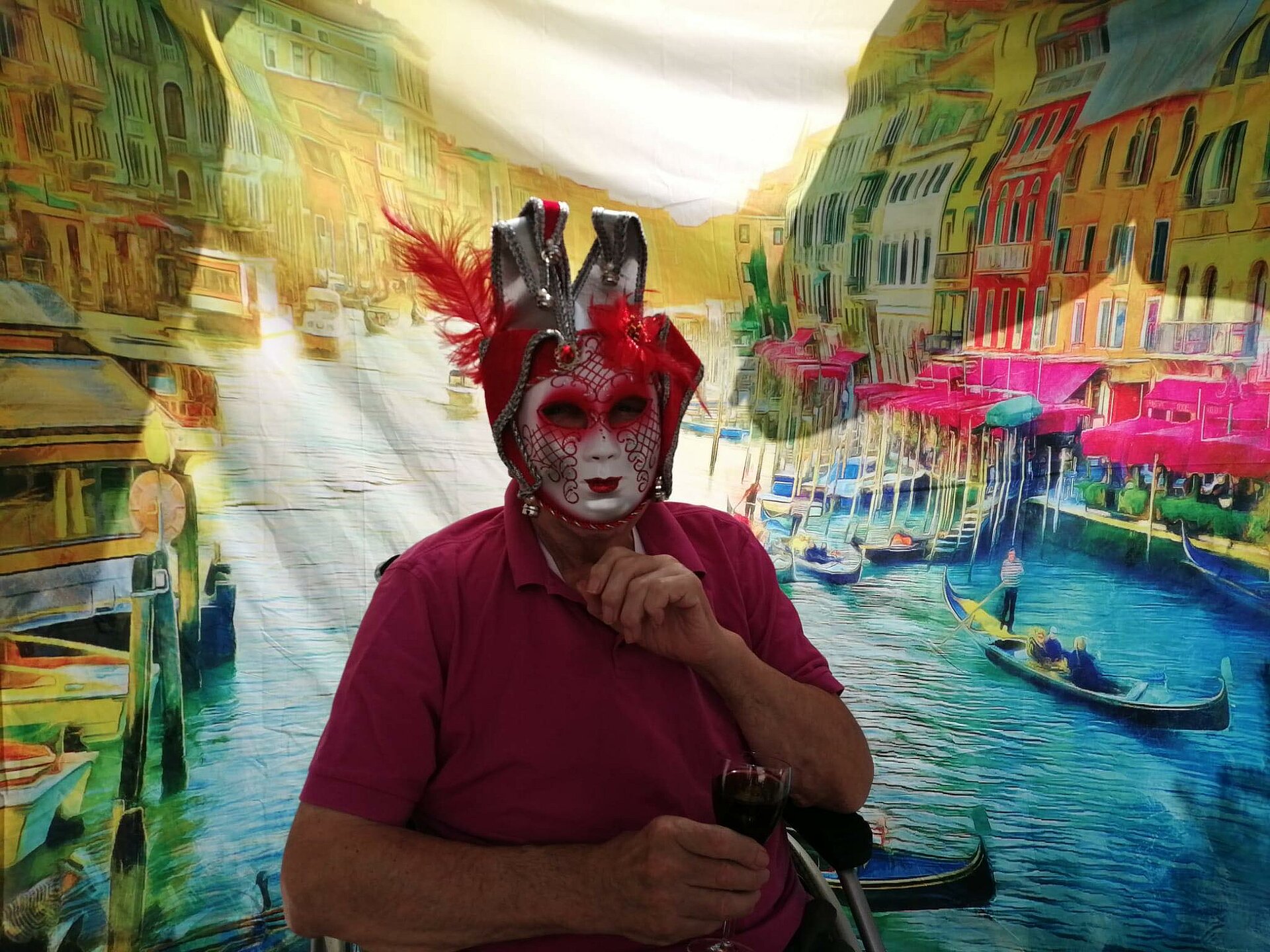 Bewohner mit Wein und Maske bei der italienischen Woche - Venedig im Seniorenzentrum AGO Trier 