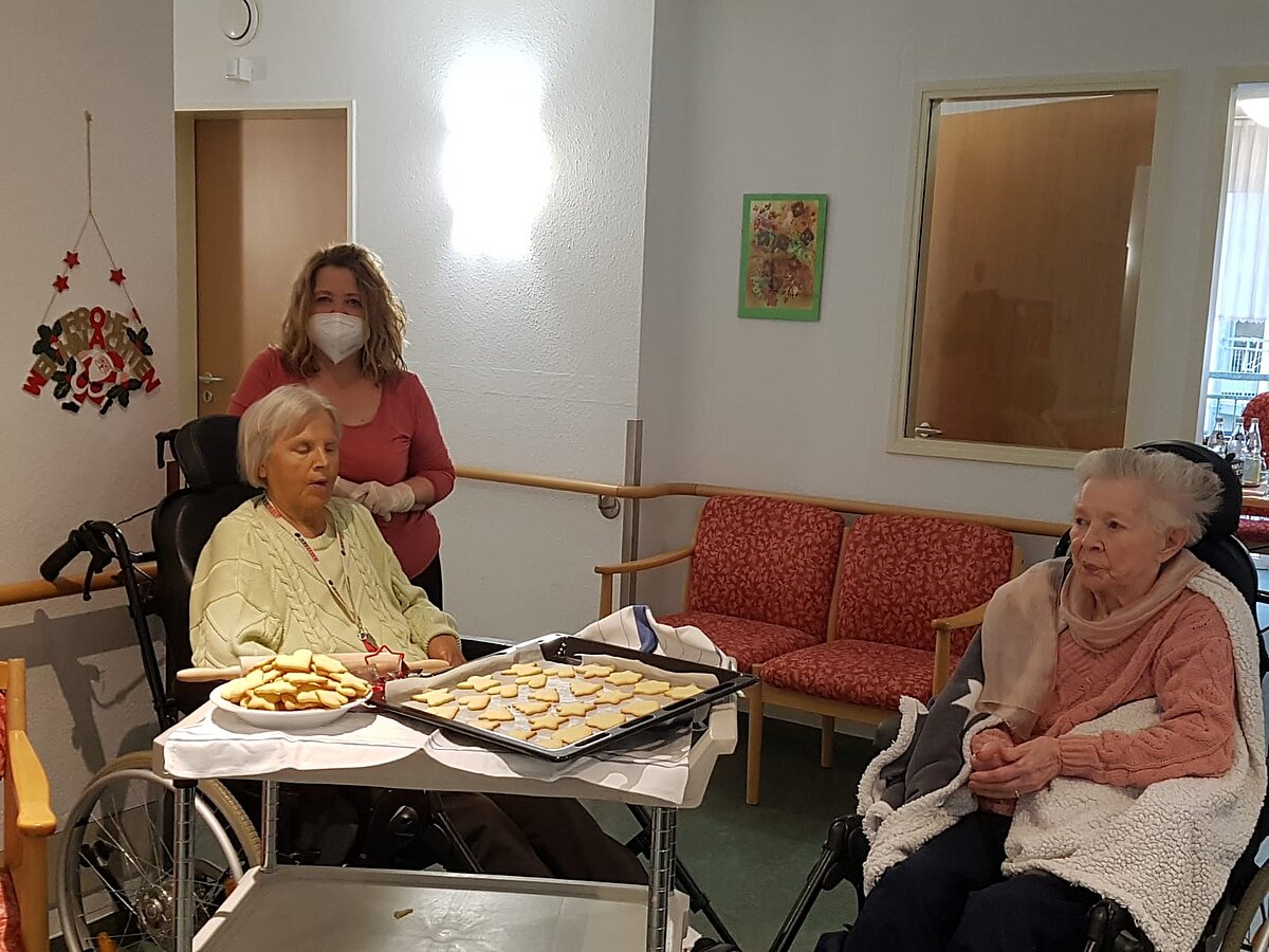 Bewohnerinnen des Seniorenzentrums "Am Volksgarten" in Dortmund mit ihren selbstgebackenen Plätzchen