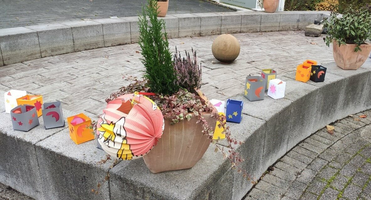 Martinslaternen vor dem Seniorenzentrum "Am Volksgarten" in Dortmund