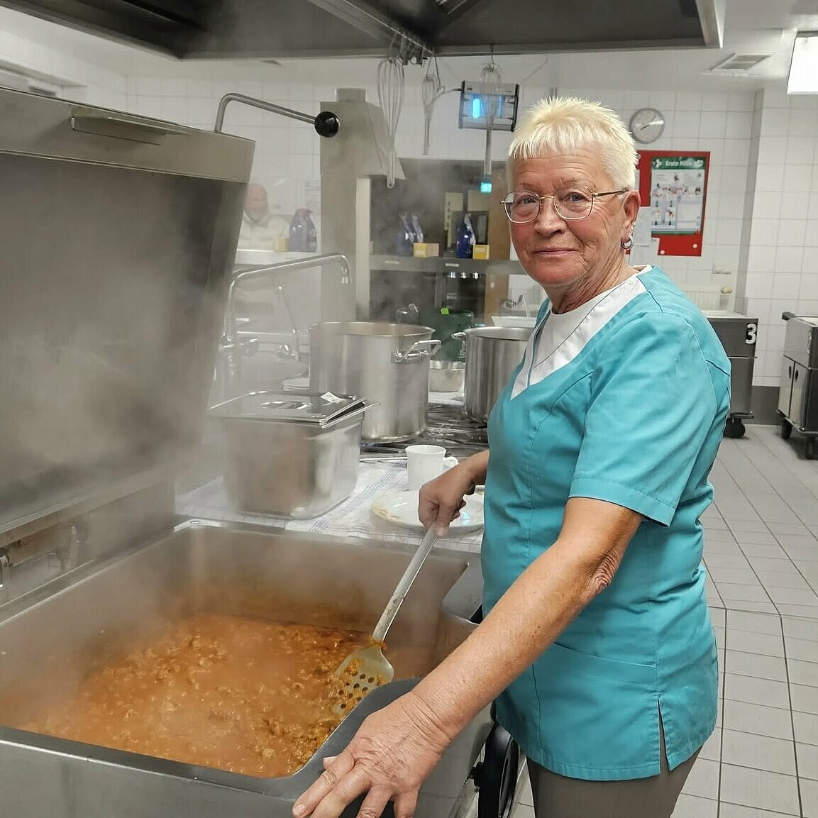 Pflegerin kocht Gulasch